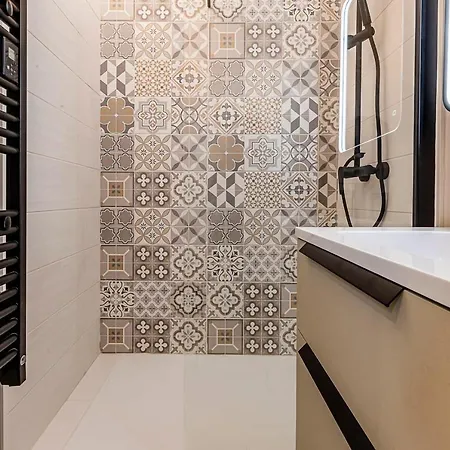 Pleasant And Bright Chartreuse With Terrace *